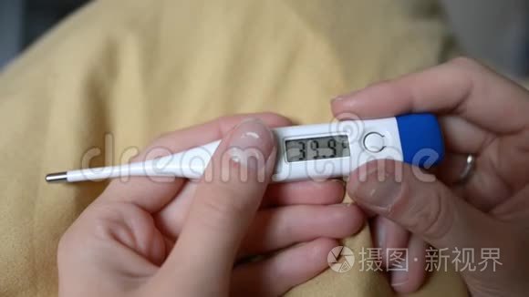 电子温度计显示温度为39.9摄氏度短视频