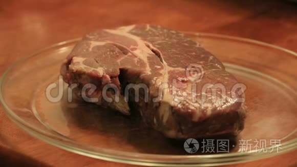 在牛肉上擦干视频