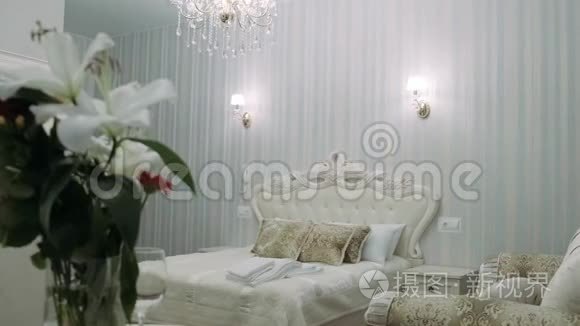 带枕头和白色床单的美丽米色床视频