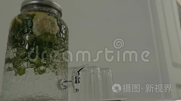 一个巨大的玻璃瓶，里面有一个柠檬水