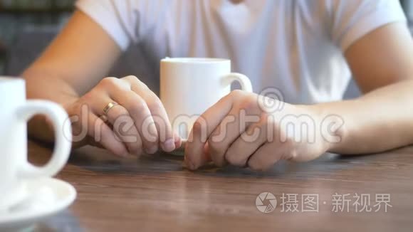 特写镜头。 男人坐在咖啡馆里摘下结婚戒指。