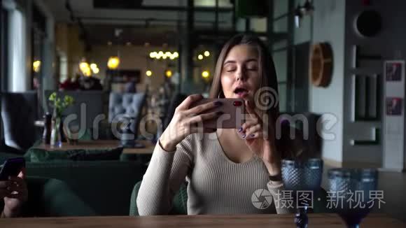 一个年轻的女人给她的朋友拍照视频