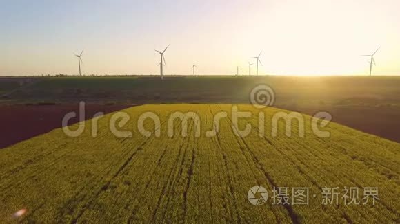 风轮机养殖场上美丽的傍晚景观.. 绿色生态世界可再生能源生产。 鸟瞰图