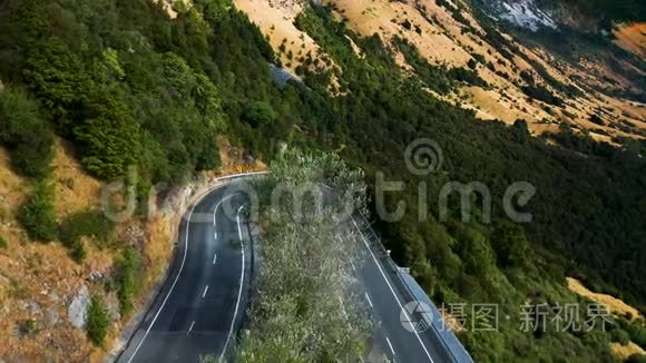 新西兰美丽山脉的蜿蜒路视频