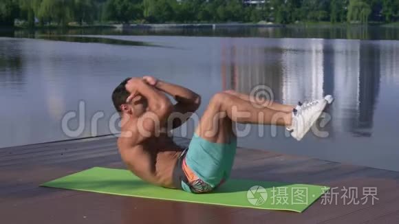 穿着环保瑜伽垫的无衫运动者视频