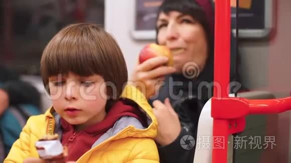 孩子和妈妈在地铁火车上吃东西视频