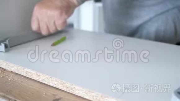 木匠在家里做家具，用钻头工作