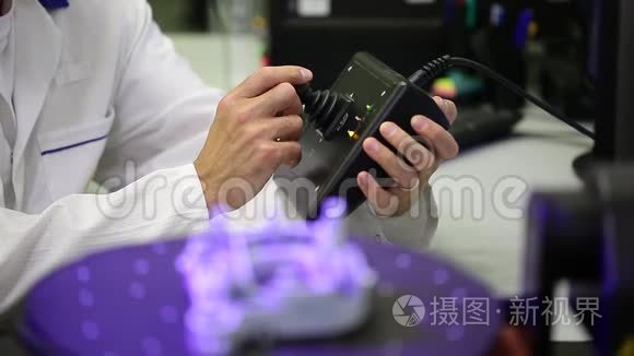 质量工程师用专业光学3D扫描仪用转台扫描一些模具，计量概念