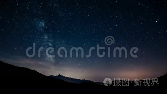 时间推移的夜空星星银河在山脉背景。 4K