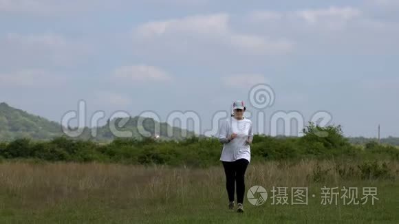 在春天的草地上跑步作为消遣视频