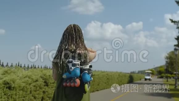 幸福的女人用滚刀走路的肖像