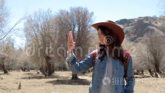 Hiker女士拍照智能手机拍照风景景观自然背景20s4k