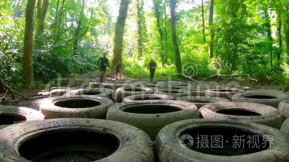 关于轮胎障碍课程的健身男子培训