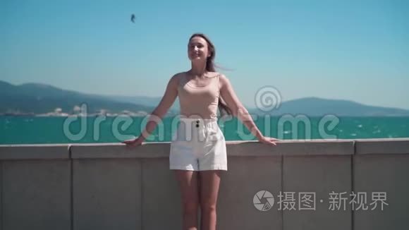 快乐的女孩沿着海边的长廊跑视频