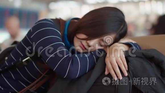 女旅客睡在机场等候延迟航班视频