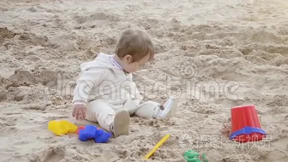 在沙滩上玩玩具的女孩视频