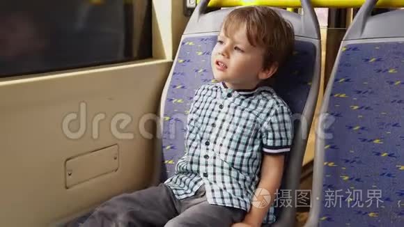 小男孩乘公共交通工具视频
