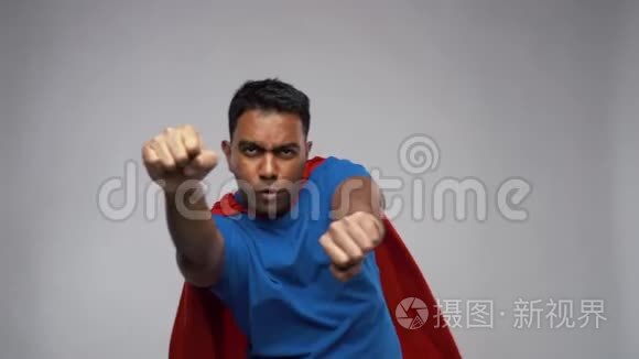印度男子超级英雄披风飞过灰色视频