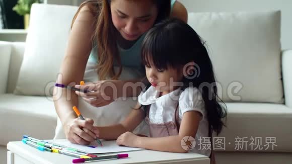 年轻的母亲教女儿画彩色铅笔视频