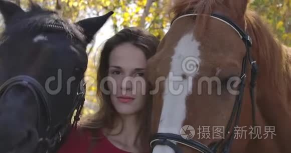 一个皮肤有问题的白人女孩站在户外两匹马的肖像。 接受嬉皮士治疗的患病妇女