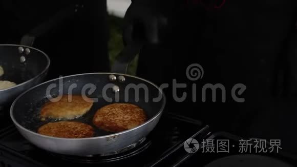 传统的煎锅薄煎饼煮沸油视频