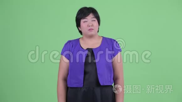 年轻体重超重的亚洲女性四处张望，感到不安