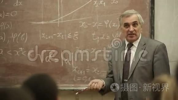 一群学生在教室里听老师讲课