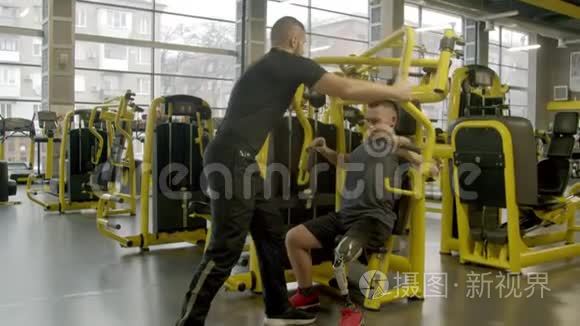 有教练在健身房工作的残疾青年视频