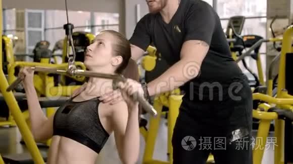 有教练在健身房工作的年轻女子视频