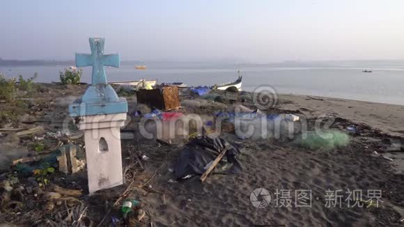 海滨的天主教十字架