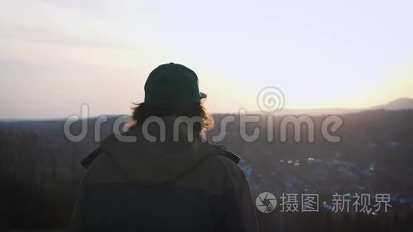 一位年轻的男性旅行者成功了