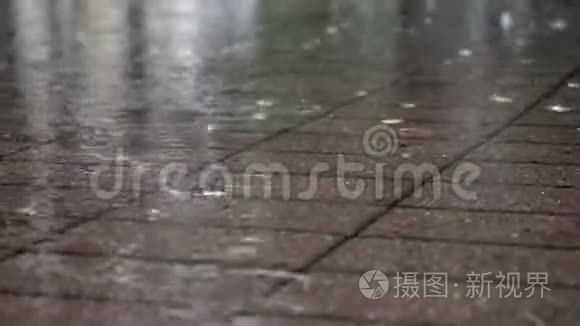 人行道上水坑里的雨滴视频