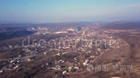 在小村庄上空飞行，中心是小教堂。