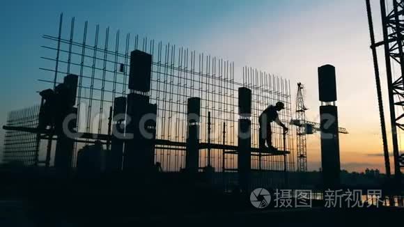 这座建筑正在建造中，男性工程师正在建造