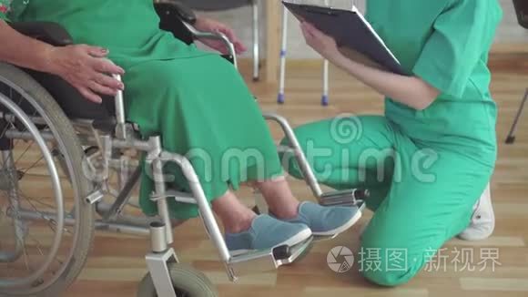 医生检查一位坐轮椅的老年妇女的健康状况
