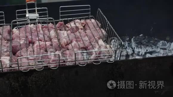 靠近户外的街头美食烤肉