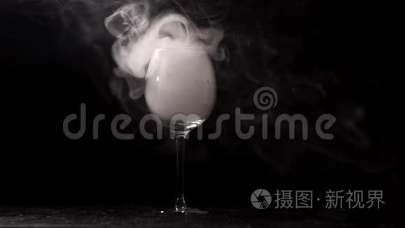 在酒吧里用漂亮的杯子泡酒