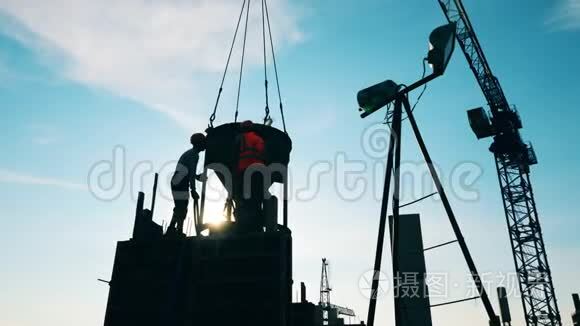 建筑工程师正在用一个水泥桶视频