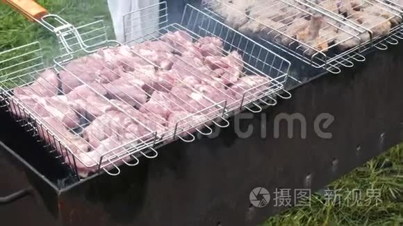 靠近户外的街头美食烤肉视频