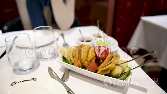 在餐馆里吃印度美食的女人