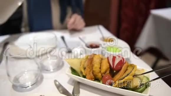 在餐馆里吃印度美食的女人