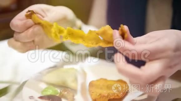 在餐馆里吃印度美食的女人视频