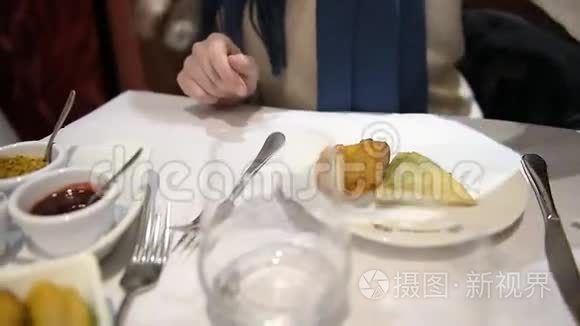 在餐馆里吃印度美食的女人视频