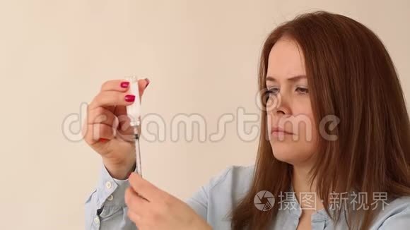 一名女性的特写镜头正在胰岛素注射器中获得短效胰岛素。