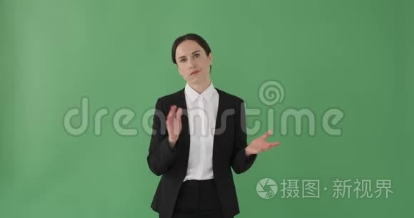 无聊的女商人为绿色拍手视频