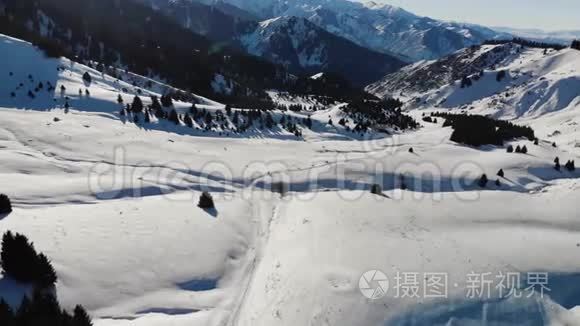 冬天骑摩托车的人骑在高山上视频