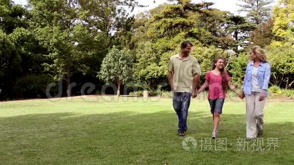 一家人在公园散步视频