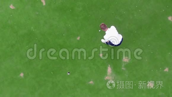 高尔夫球手正在顶景成功击球视频