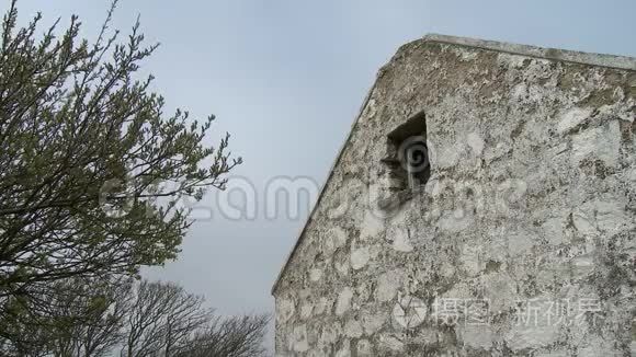 石屋阁楼的窗户视频