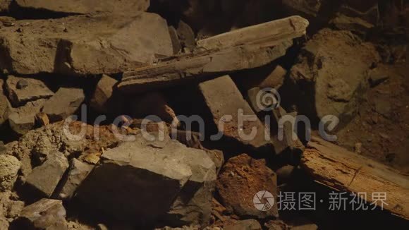 地下矿井中的一堆碎石和石头视频